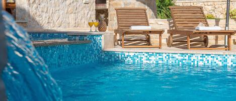 Utomhuspool och uppvärmd pool