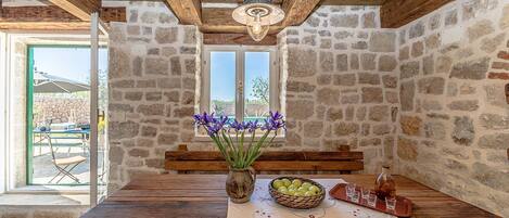 Télévision à écran plat, cheminée