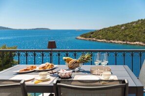 Villa | Outdoor dining