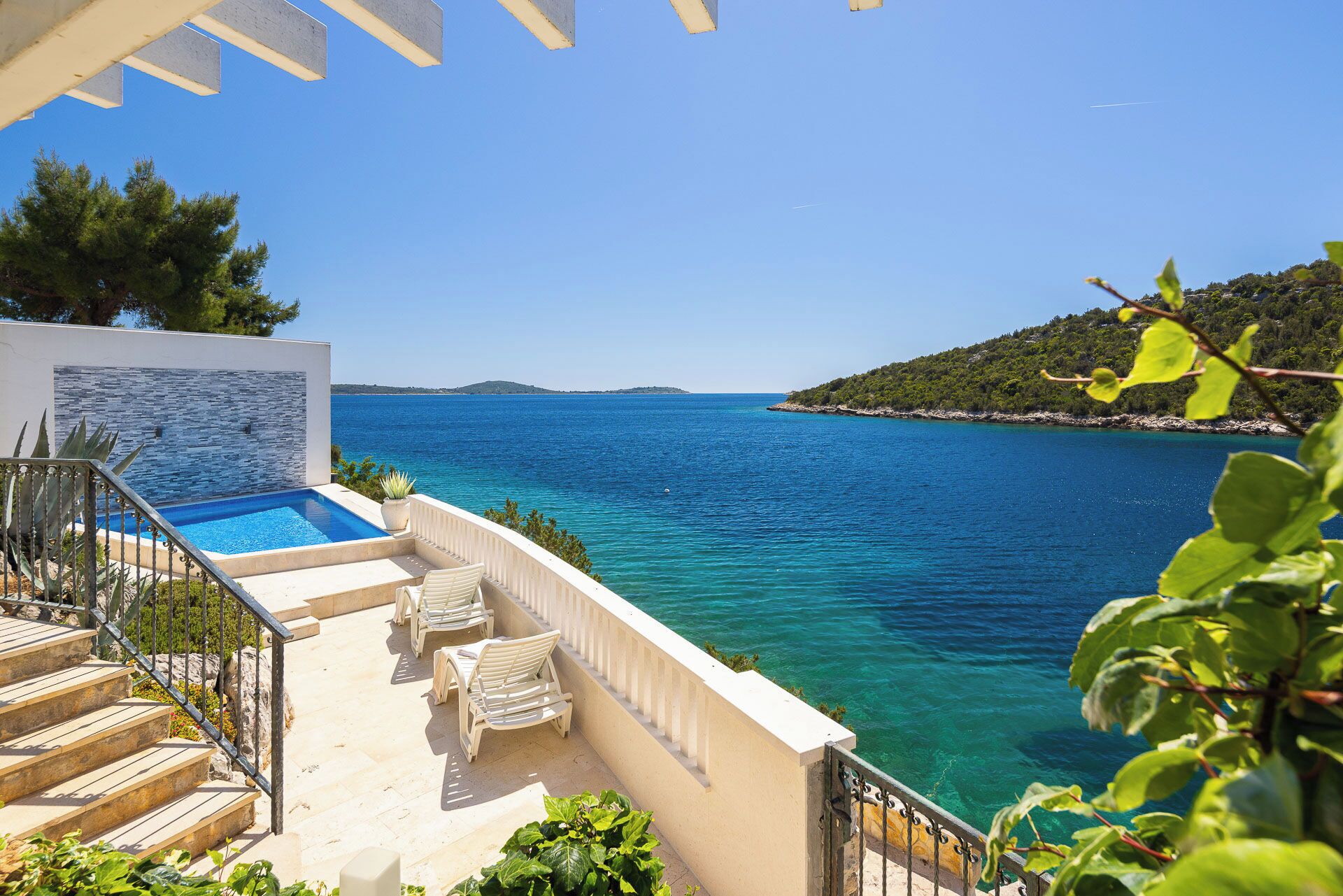 Outdoor pool, sun loungers