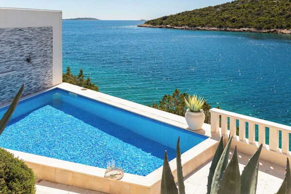 Outdoor pool, pool loungers