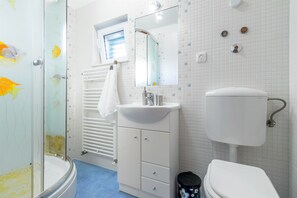 Bathroom | Hair dryer - Villa Boulder (Okrug)