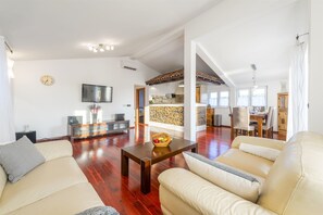 Private kitchen | Fridge, microwave, oven, stovetop