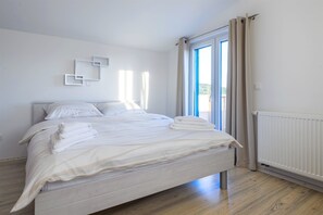 Coffres-forts dans les chambres, fer et planche à repasser