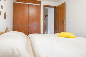In-room safe, iron/ironing board, free WiFi, bed sheets - Villa Boulder (Okrug)