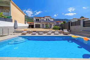 Outdoor pool, pool umbrellas, pool loungers - Villa Ruza (Seget)