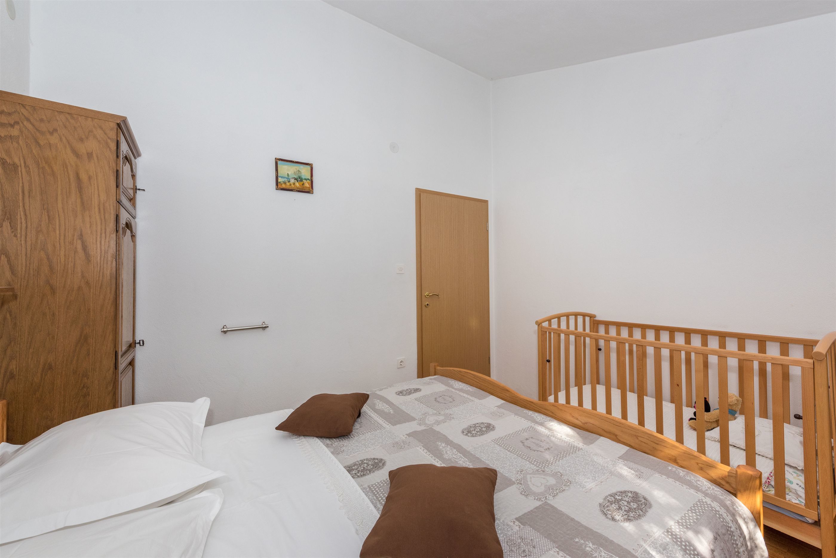 Iron/ironing board, bed sheets