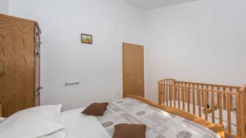 Iron/ironing board, bed sheets