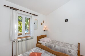 Iron/ironing board, bed sheets - Villa Marina (Benkovac)