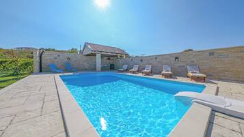 Een buitenzwembad en een verwarmd zwembad