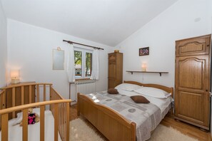 Iron/ironing board, bed sheets