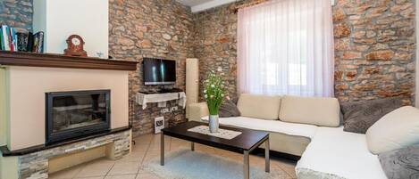 Villa | Oppholdsrom | Peis