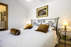 2 bedrooms, iron/ironing board, free WiFi