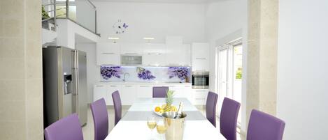 専用キッチン | 冷蔵庫、電子レンジ、オーブン、コンロ