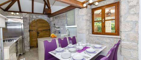 Villa | Cucina privata | Frigorifero, microonde, forno, piano cottura