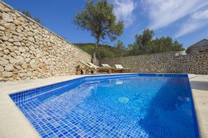 Outdoor pool, a heated pool, open open 24 hours, pool umbrellas - Villa Burica (Marina)