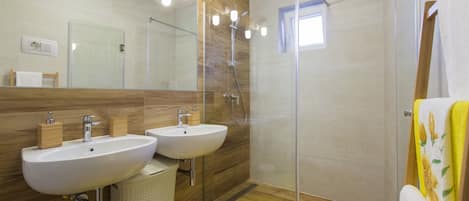 Badkamer | Een douche, badjassen