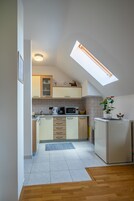 Cocina privada | Frigorífico, microondas, placa de cocina y hervidor eléctrico