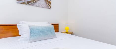 Fer et planche Ă repasser, accĂšs au Wi-Fi (inclus), literie fournie