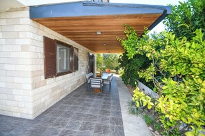 Outdoor dining - Villa Alka (Okrug)