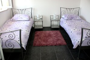 3 bedrooms, in-room safe, iron/ironing board, free cribs/infant beds - Villa Aleksandra (Novigrad)