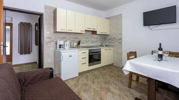 Apartment (A1) | Eigene Küche | Kühlschrank, Ofen, Herdplatte, Espressomaschine