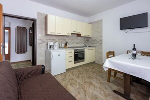 Apartment (A1) | Private kitchen | Fridge, oven, stovetop, espresso maker