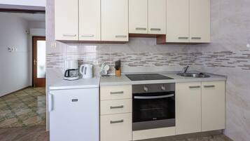 Apartment (A1) | Private kitchen | Fridge, oven, stovetop, espresso maker