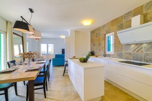 Cocina privada | Refrigerador, microondas, horno y parrilla de estufa 