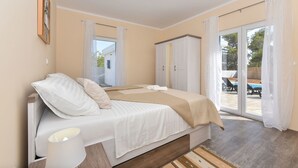 In-room safe, iron/ironing board, free WiFi - Villa Rafajela (Privlaka)