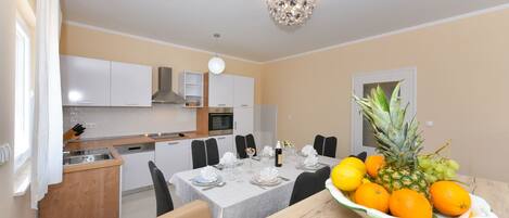 Private kitchen | Fridge, microwave, oven, stovetop