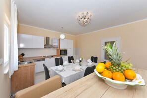 Private kitchen | Fridge, microwave, oven, stovetop