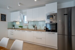 Biệt thự | Bếp riêng | Tủ lạnh, lò vi sóng, lò nướng, bếp nấu