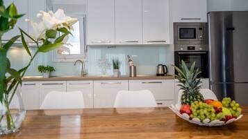 Villa | Cocina privada | Microondas, horno, parrilla de estufa y lavavajillas