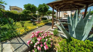 A garden with a gazebo, a variety of plants, and a pathway. - Villa Jelena Vir Near Beach (Liznjan)