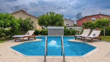 Hồ bơi ngoài trời