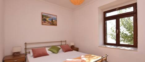 6 bedrooms, iron/ironing board, free cots/infant beds, free WiFi