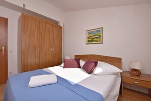 6 bedrooms, iron/ironing board, free cots/infant beds, free WiFi