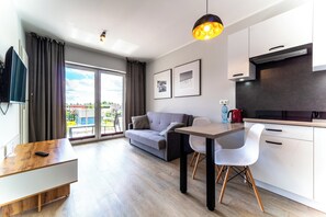 Apartment 1 | Área de sala de estar | Televisión de pantalla plana de 42 pulgadas con canales digitales