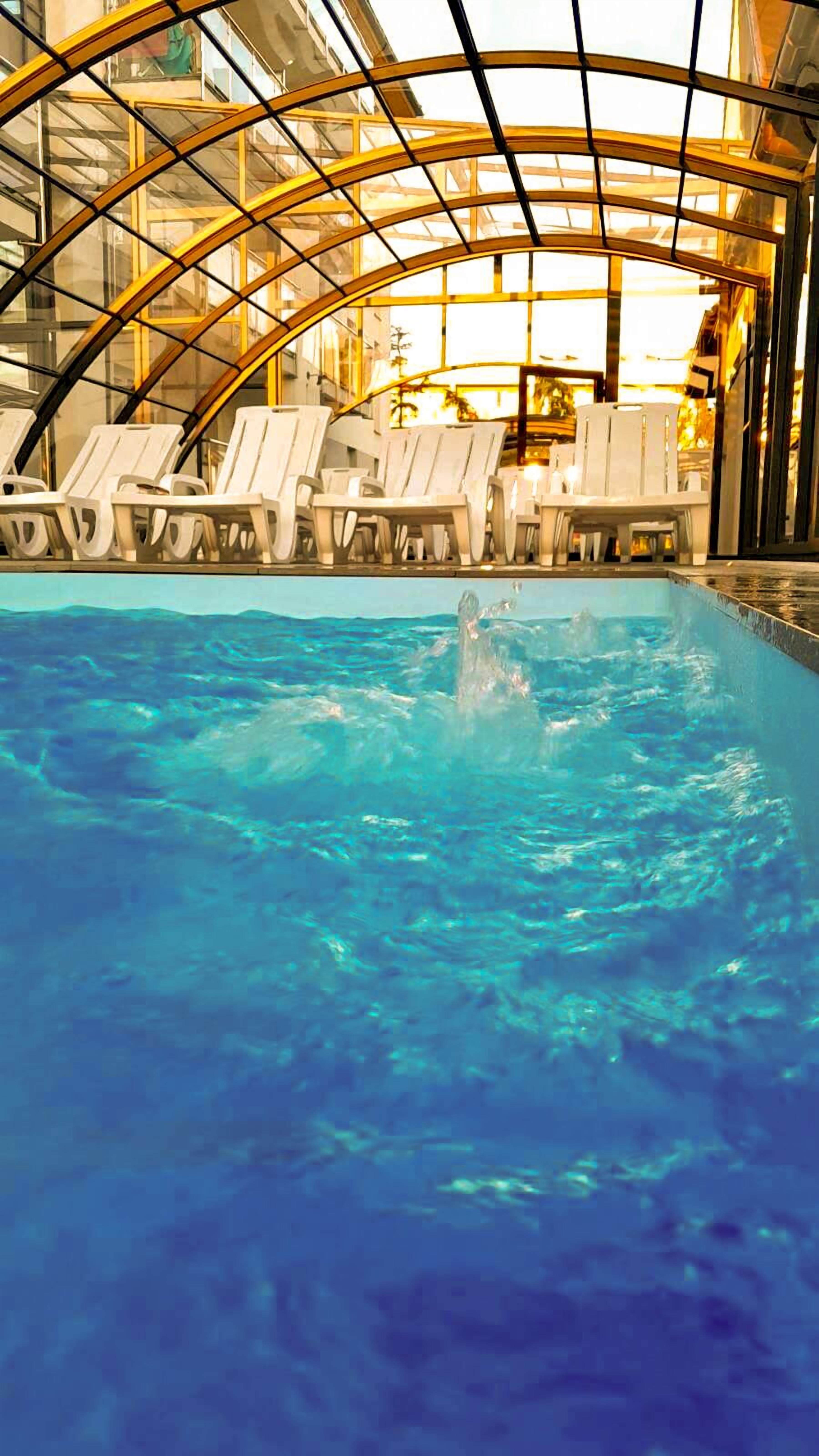 Inomhuspool, en säsongsöppen utomhuspool och solstolar