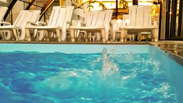 Innenpool, Außenpool (je nach Saison geöffnet), Liegestühle