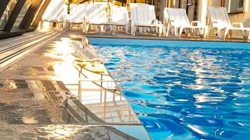 Piscina interna, piscina externa sazonal, espreguiçadeiras
