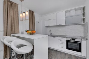 Eget kjøkken | Kjøleskap, mikrobølgeovn, ovn og kokeplater