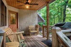 Terrace/patio - Cherry Ridge Retreat Still Waters - Hocking Hills Romantic Cabin with hot tub and fire place! (New Plymouth)