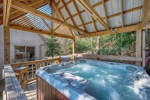Outdoor spa tub - Cherry Ridge Retreat - Oak Ridge Romantic Luxury Cabin with hot tub and massage chair movie room! (New Plymouth)