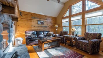 Televisie, een open haard, boeken en een stereo