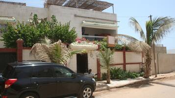 Vista frontal de la propiedad