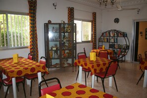 供应早餐、午餐和晚餐，本地与国际菜