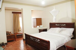 Quarto casal executivo | Escrivaninha, espaço de trabalho para notebook, roupa de cama