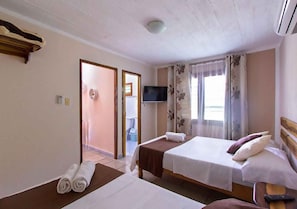 Deluxe-Dreibettzimmer | Individuell dekoriert, individuell eingerichtet, Bügeleisen/Bügelbrett